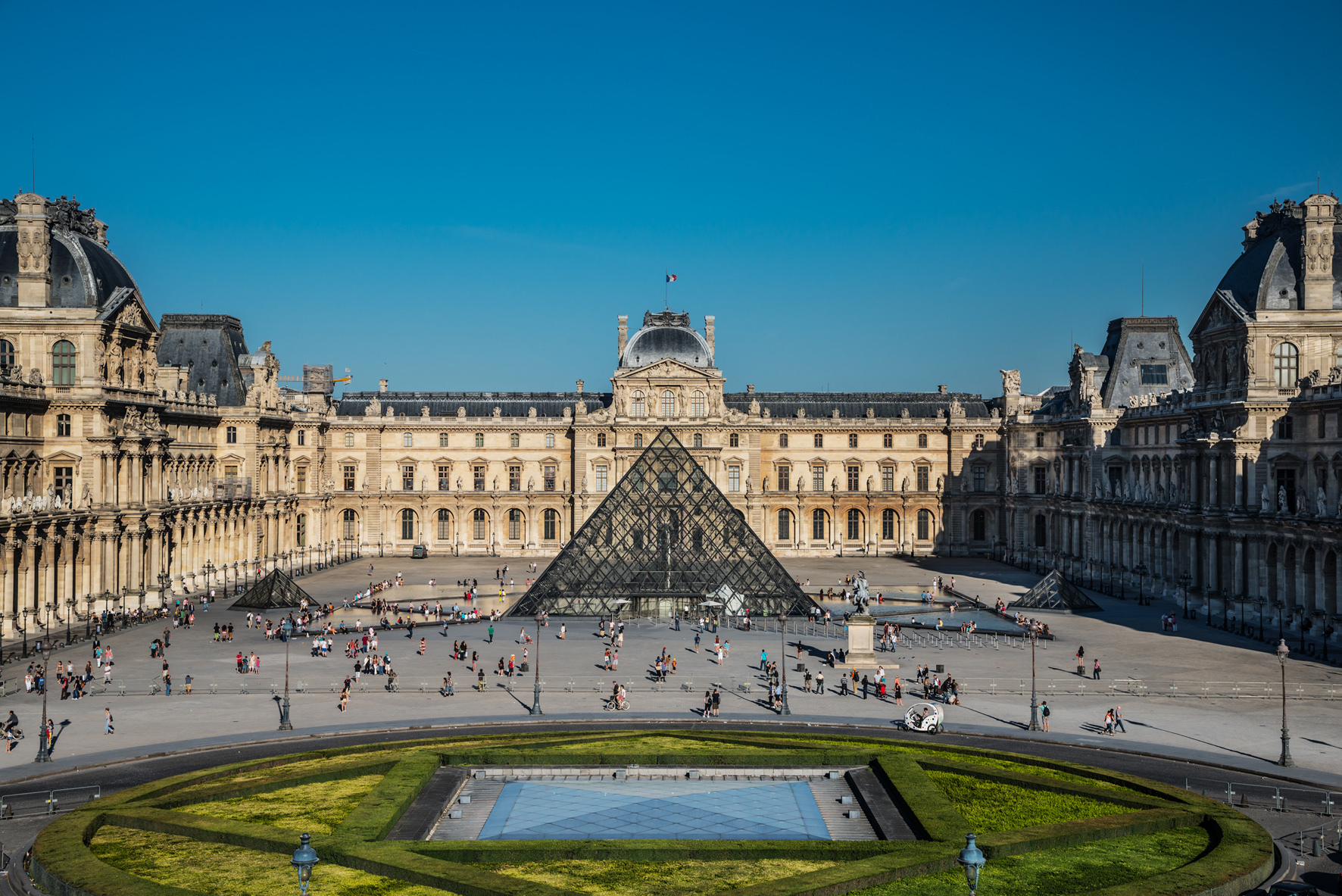 Vista da pirâmide do Museu do Louvre