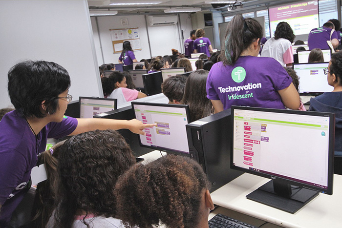 USP oferece curso gratuito para garotas de 8 a 18 anos