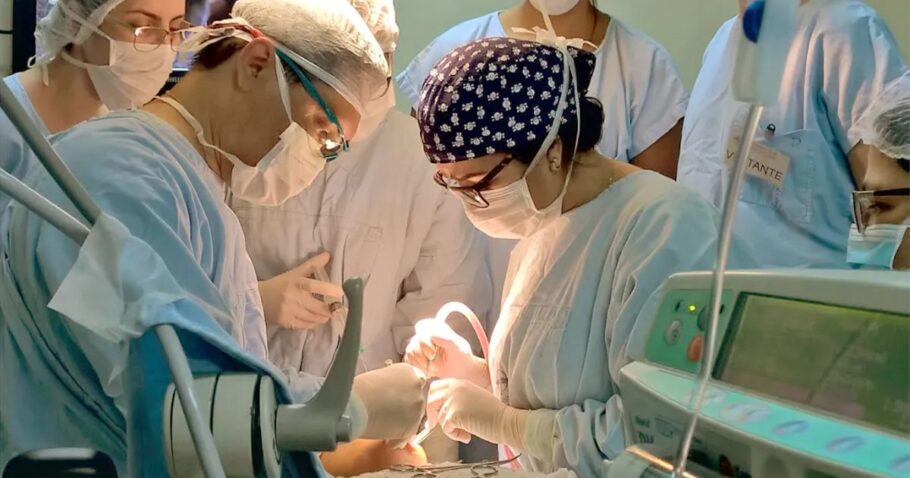 Profissionais e estudantes durante cirurgia bucomaxilofacial no Hospital da USP em Bauru