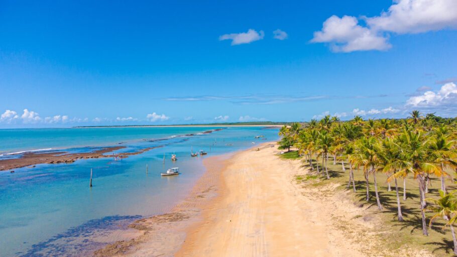 Em Caraíva, distrito de Porto Seguro, no sul da Bahia, é possível encontrar praias quase desertas