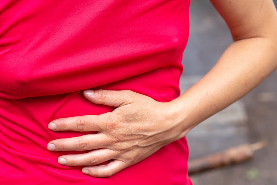 Dor na barriga é um dos sintomas de câncer de apêndice