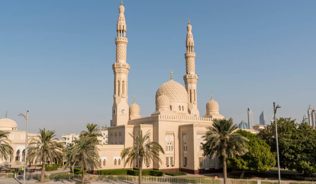 Essa Mesquita é uma verdadeira obra de arte construída inteiramente com pedras brancas.