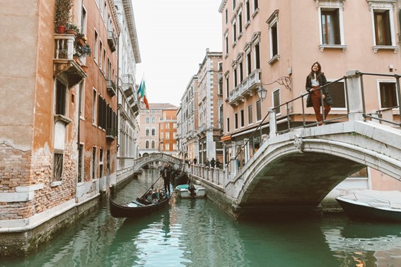 É uma delícia passear por Veneza e encontrar ruas e canais charmosos como esse da foto!