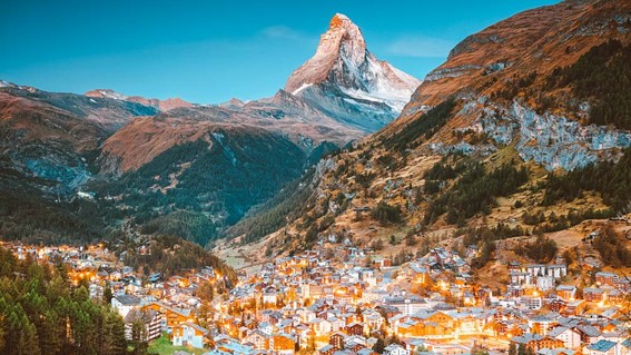 Vista da pequena cidade nos Alpes