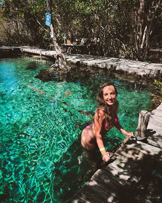 As águas cristalinas do “pseudo-cenote” Yalahau. O local é um manancial, onde é possível observar a água brotando do fundo.