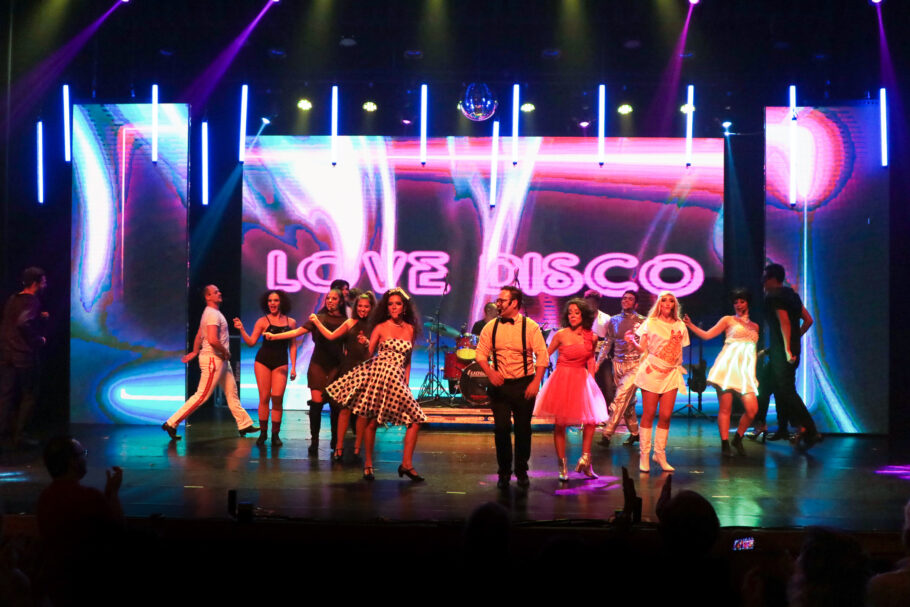 Musical “Embalos de Sábado à Noite” faz passeio pelos hits da era Disco e leva nostalgia ao palco do Teatro Frei Caneca!