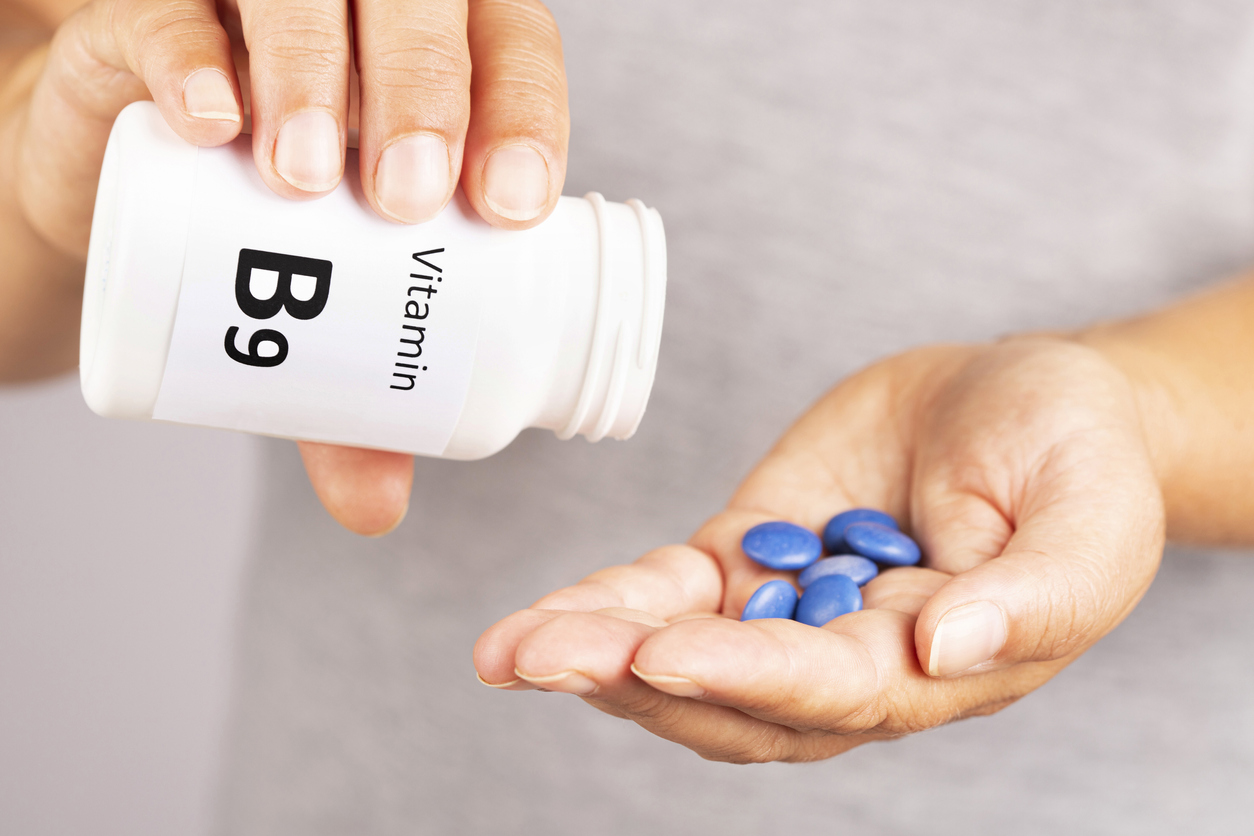 O folato se refere a uma forma natural da vitamina B9, enquanto o ácido fólico ao suplemento