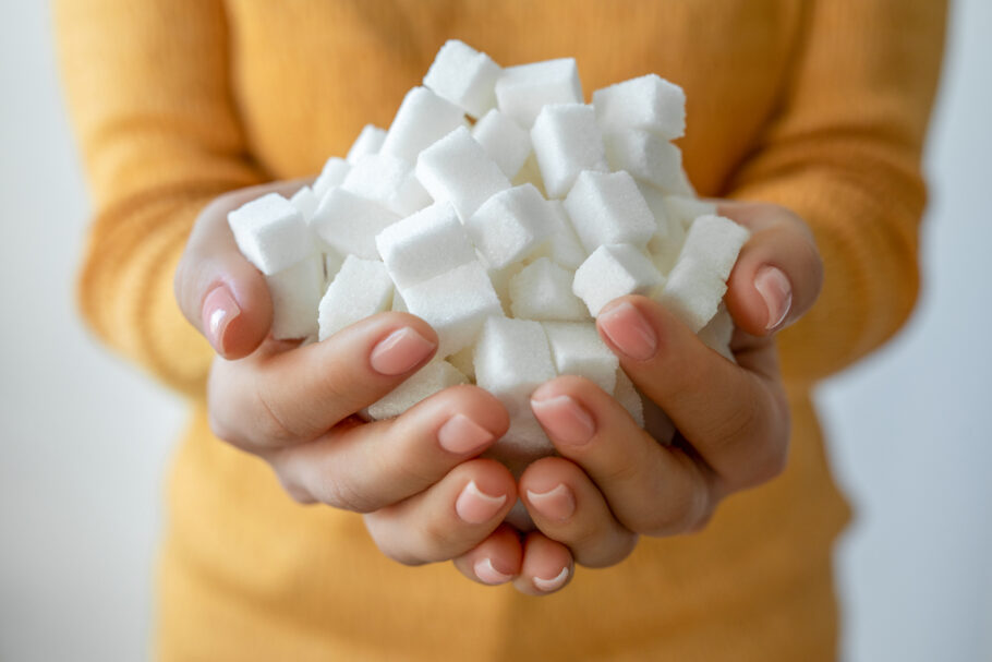 A expressão “açúcar no sangue” refere-se aos níveis de glicose no sangue, que é a principal forma de açúcar utilizado pelo corpo como fonte de energia