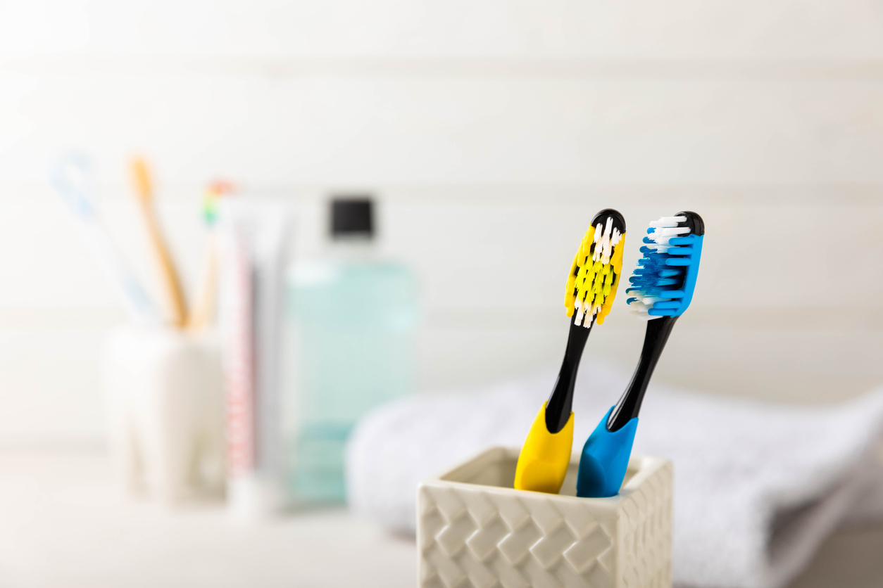 Os perigos de deixar a escova de dente no banheiro