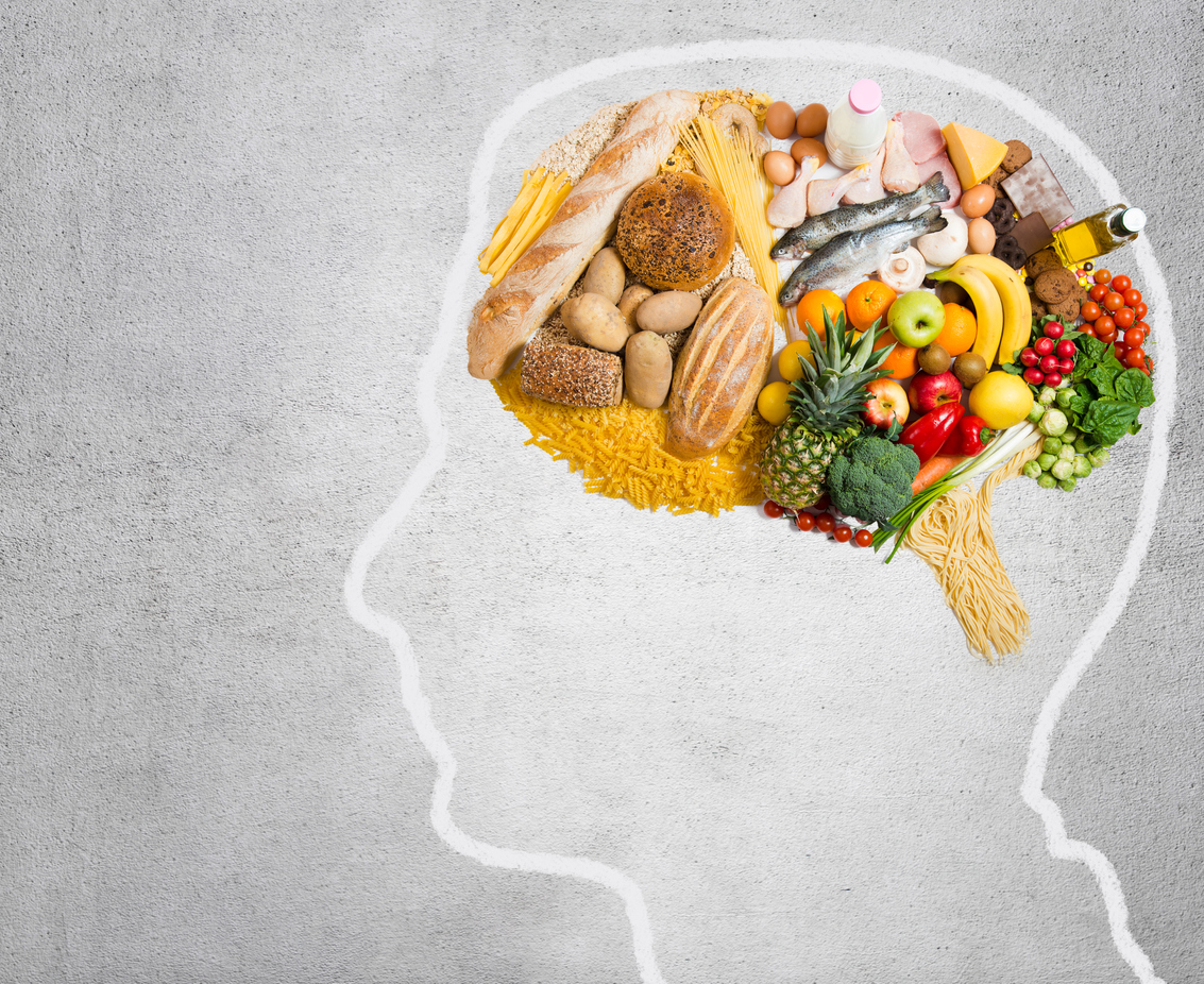 Além de prevenir o Alzheimer, a dieta promove melhorias nos vasos cerebrais, redução da adiposidade corporal e melhor controle da pressão arterial – iStock/Getty Images