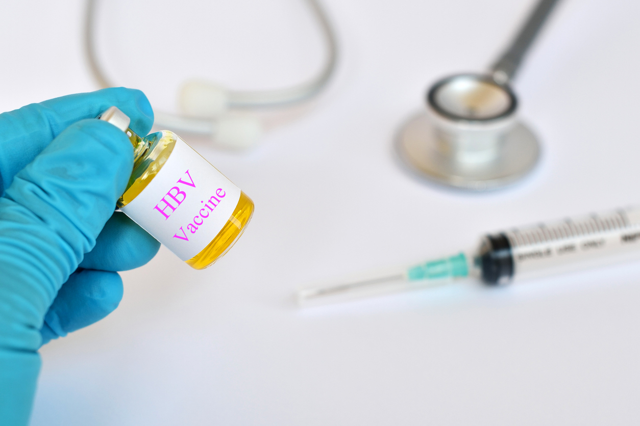 A hepatite B possui uma vacina eficaz e gratuita, disponibilizada pelo SUS