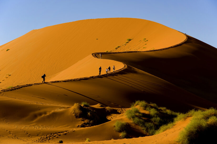 Turistas caminham por duna no Parque Nacional Namib-Naukluft