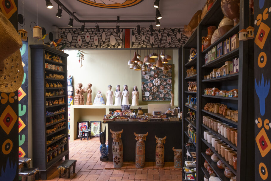 Interior da loja de artesanato Paiol, em Pinheiros