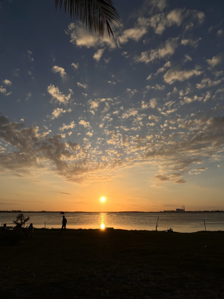 A Praia do Siqueira fica em meio a uma comunidade de pescadores