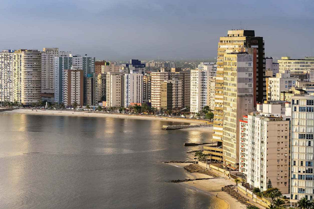 São Vicente (Fot0) e Mongaguá lideram ranking de praias mais poluídas por plásticos no Brasil – vbacarin/iStock