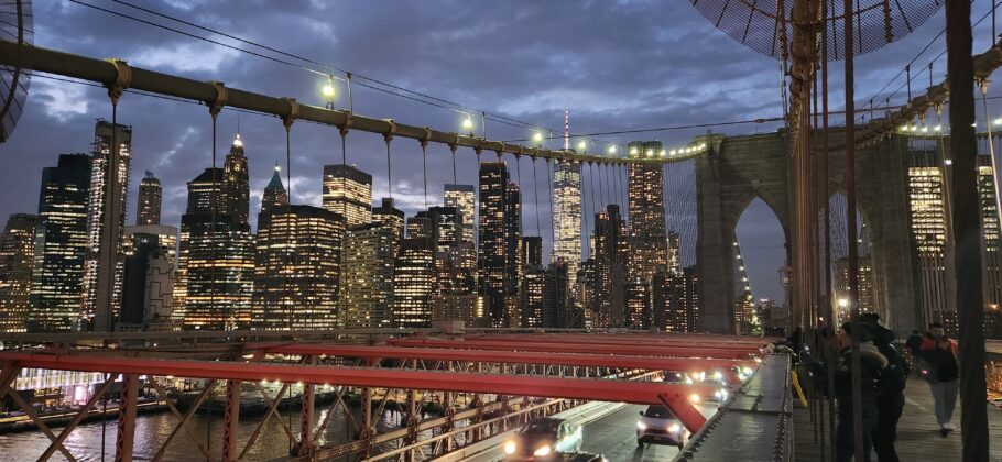 Skyline de Manhattan visto da ponte do Brooklyn, um dos cartões-postais de Nova York
