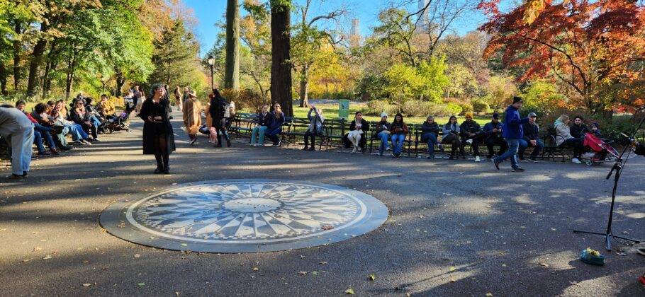 Turistas no Strawberry Fields, jardim em homenagem ao John Lennon no Central Park