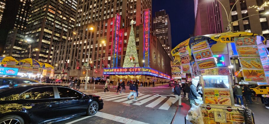 Nova York fica mais bonita na época da Natal; movimento na 6ª Avenida