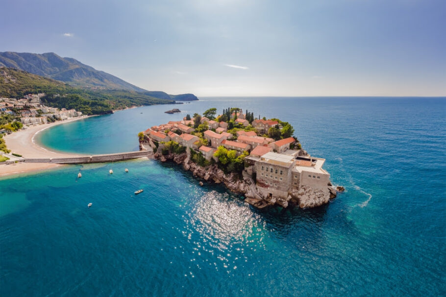 Vista panorâmica da ilha de Sveti Stefan, em Budva (Montenegro)