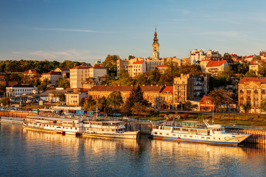 Vista panorâmica do rio Sava com a Catedral de São Sava ao fundo