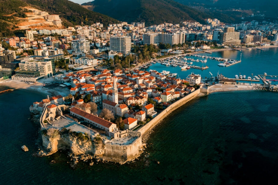 Vista da bela cidade de Budva, em Montenegro