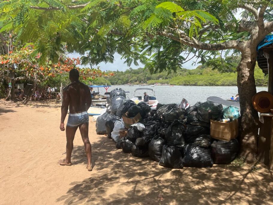 Excesso de lixo em Caraíva