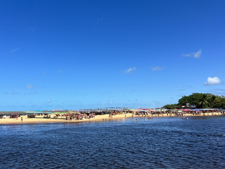 Turistas lotam praia em Caraíva
