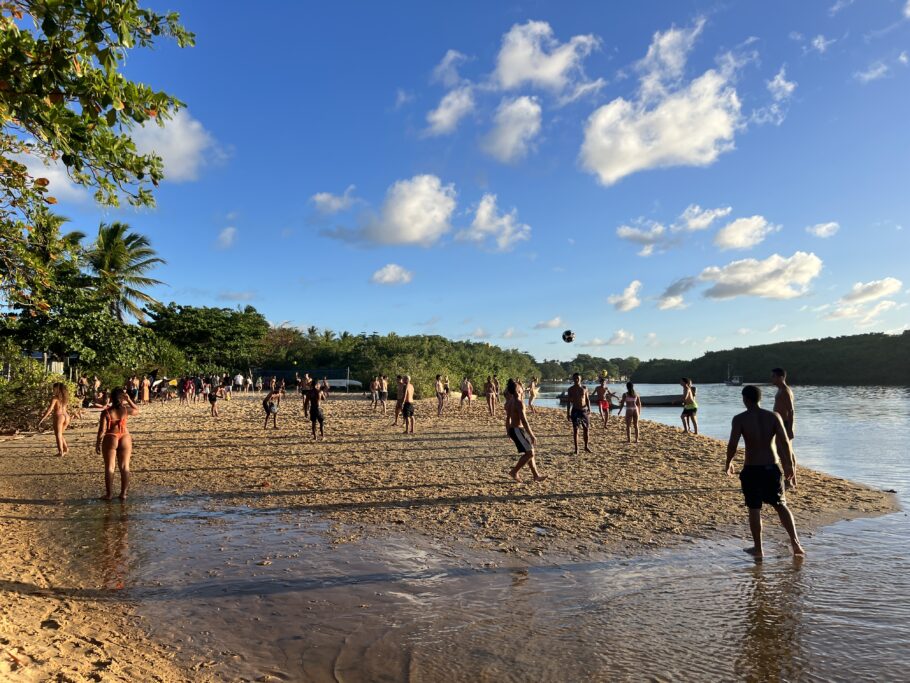 Turistas tomam praia em Caraiva