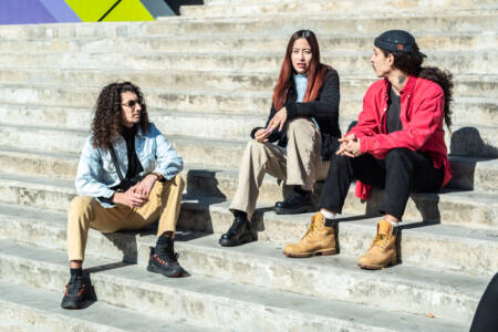 jovens conversando sentados em uma escadaria