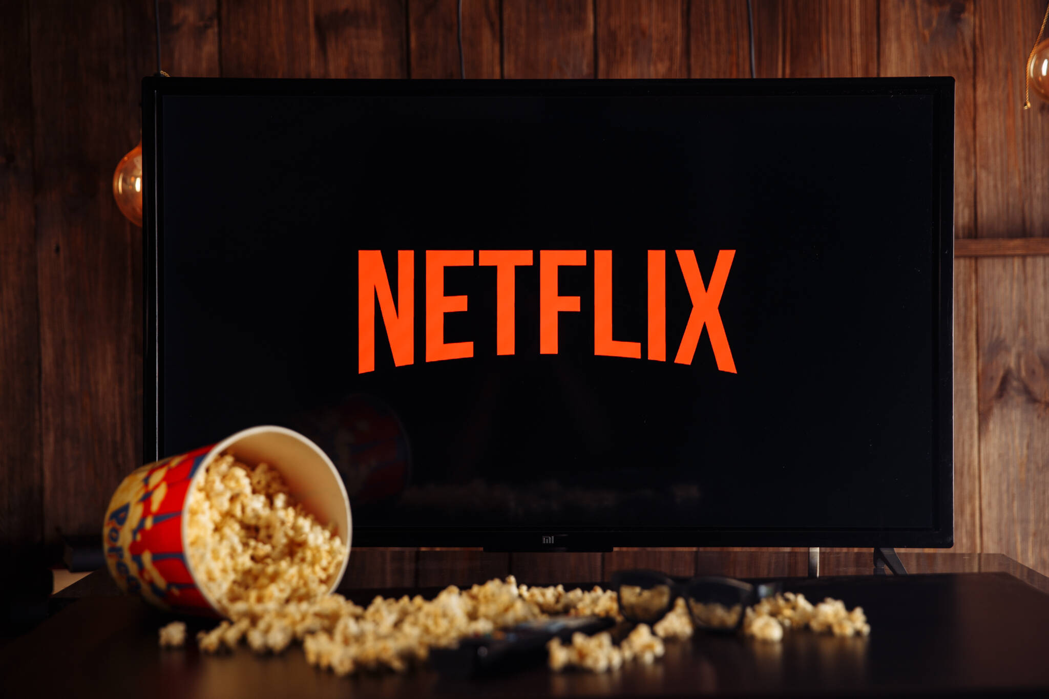 TV mostra logomarca da Netflix com balde de pipoca derrubado ao lado