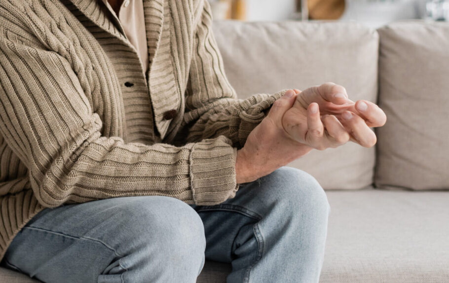 Tremores nas mãos são comuns na doença de Parkinson