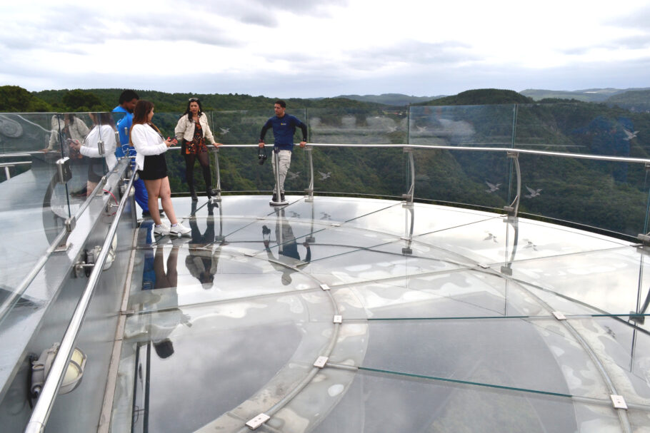 A plataforma de vidro tem 68 metros de comprimento e avança 35 metros em direção ao Vale da Ferradura