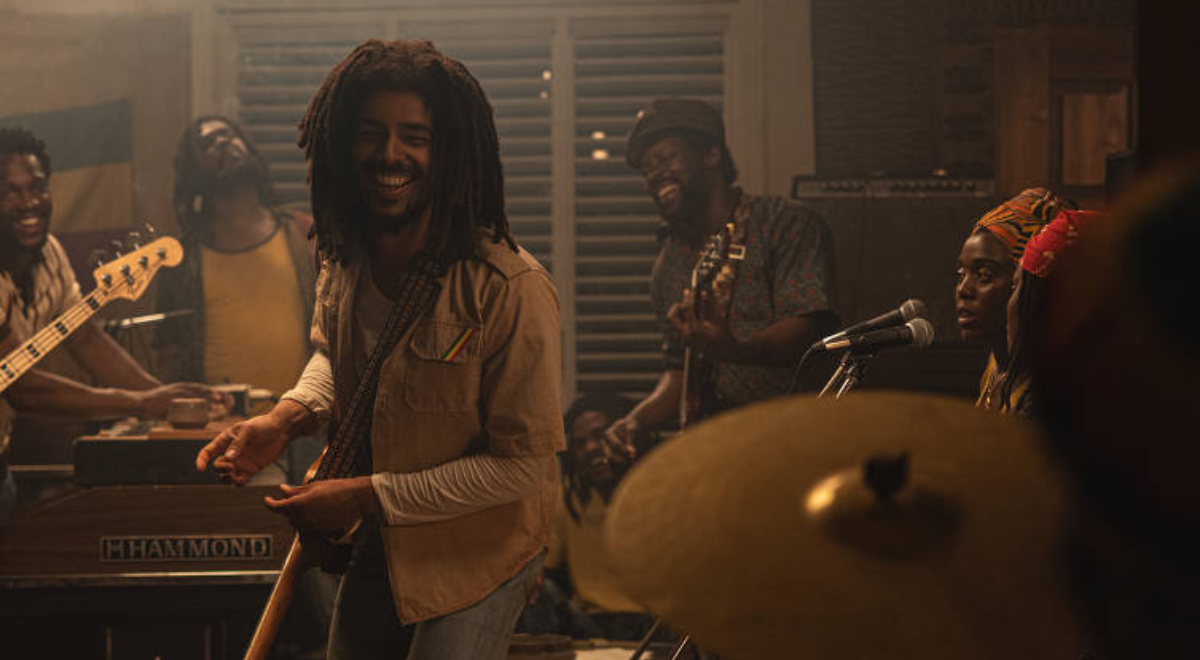 O ator Kingsley Ben-Adir interpreta Bob Marley no filme