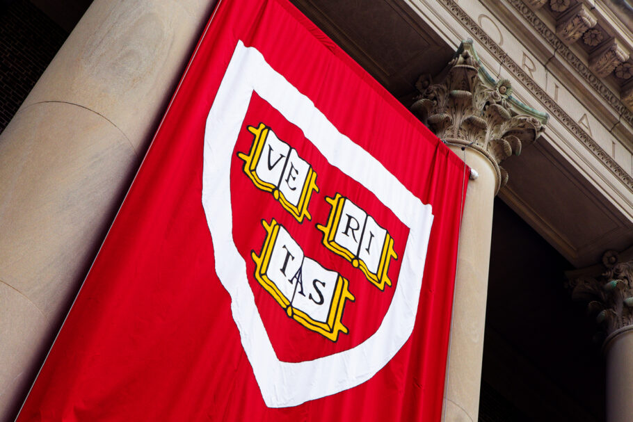 A Universidade de Harvard disponibiliza mais de 100 cursos gratuitos totalmente online