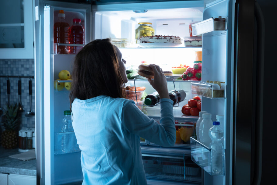 A síndrome do comer noturno faz as pessoas comerem de forma compulsiva e incontrolável grandes quantidades de alimentos à noite