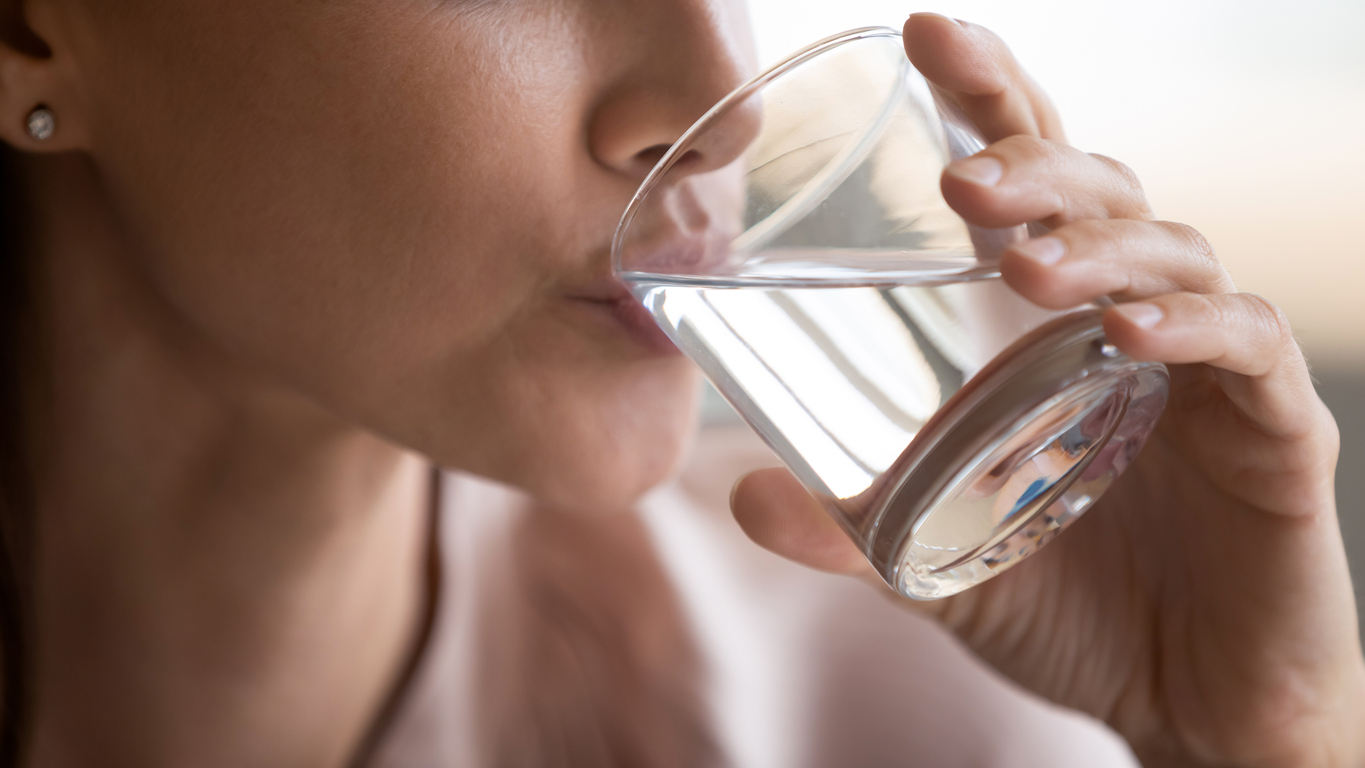 Beber muita água ajuda a prevenir a infecção urinária