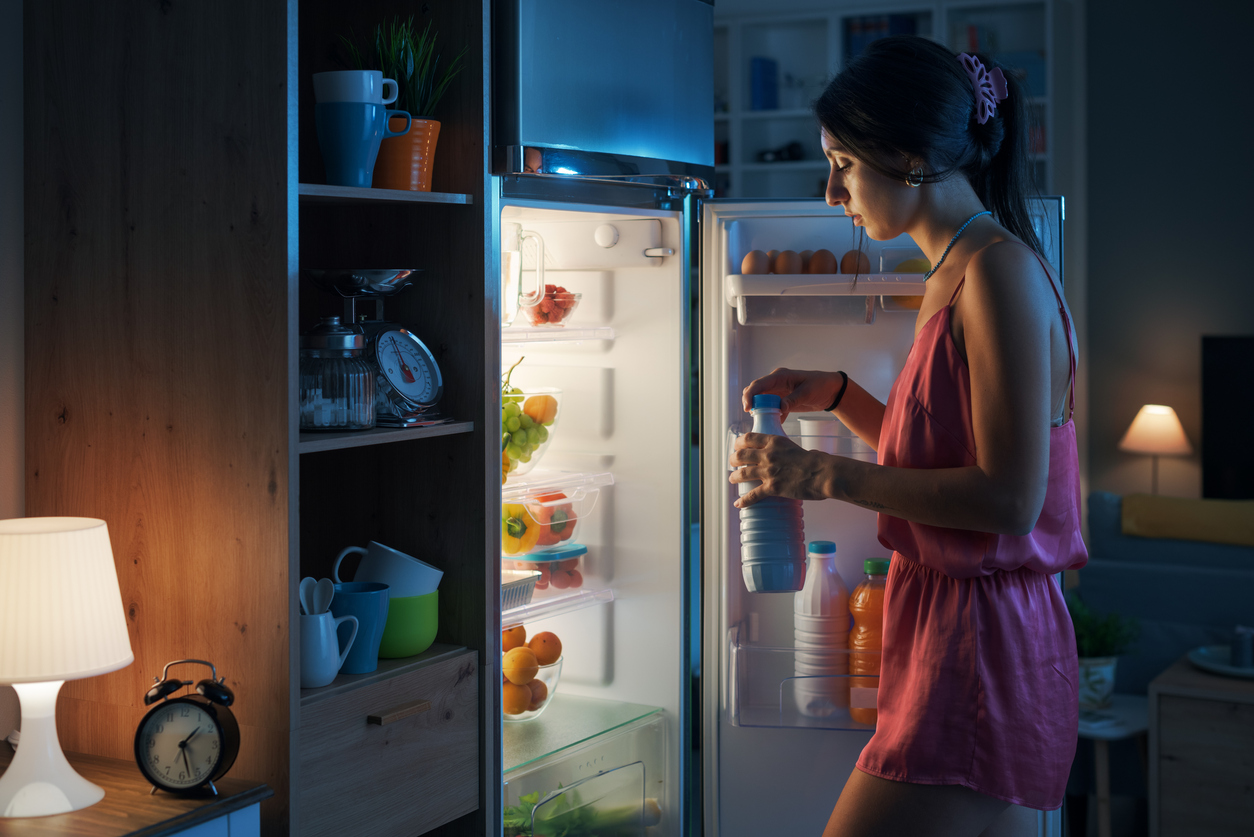 Maus hábitos alimentares e de saúde ajudam a explicar por que dormir tarde ajuda a engordar – iStock/Getty Images