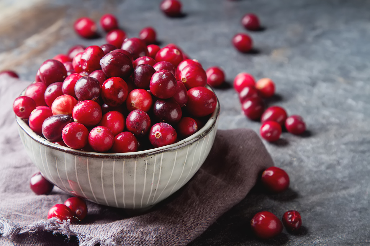 Veja os benefícios da cranberry para a saúde, incluindo suas propriedades antioxidantes e auxílio na prevenção de infecção urinária