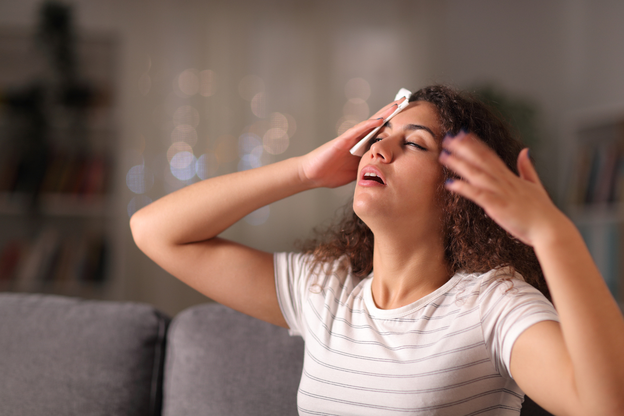 O climatério é uma fase natural da vida das mulheres, mas temida por muitas delas. Os sintomas são desagradáveis, mas há como amenizá-los – AntonioGuillem/istock