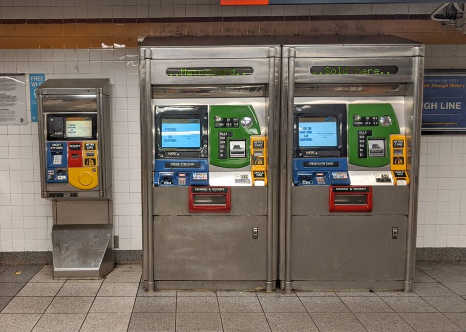 Máquinas que vendem MetroCard em estação do Metrô de Nova York