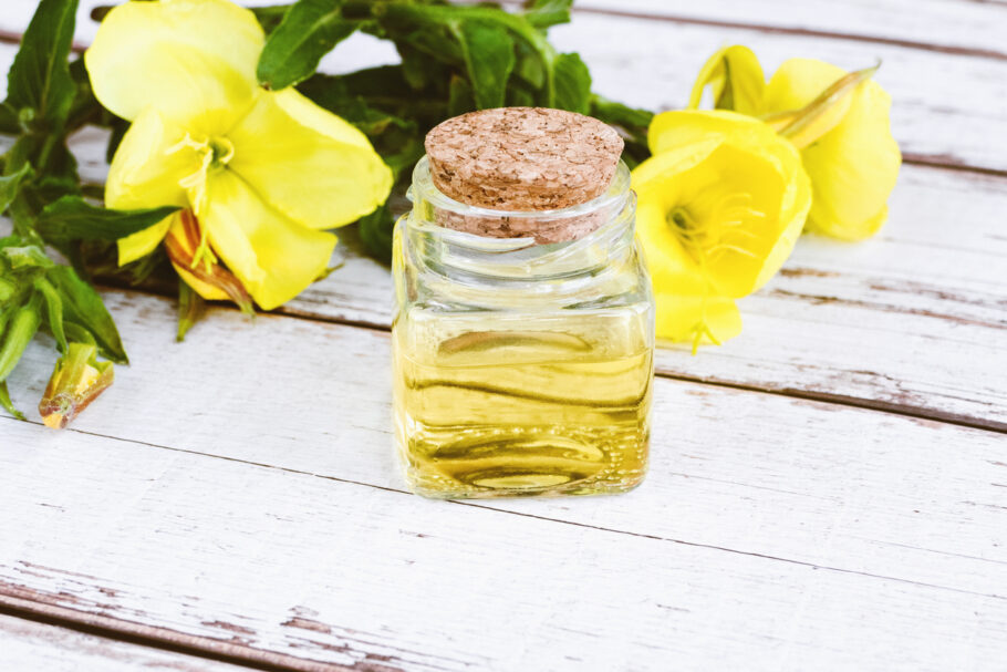 Por conter ácidos graxos essenciais, o óleo de prímula ajuda nos sintomas da menopausa