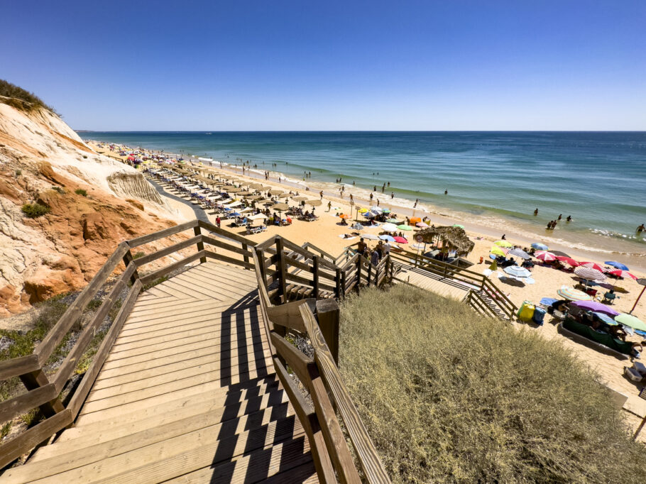 Praia da Falésia, não região do Algarve, em Portugal, foi considerada a mais bonita do mundo