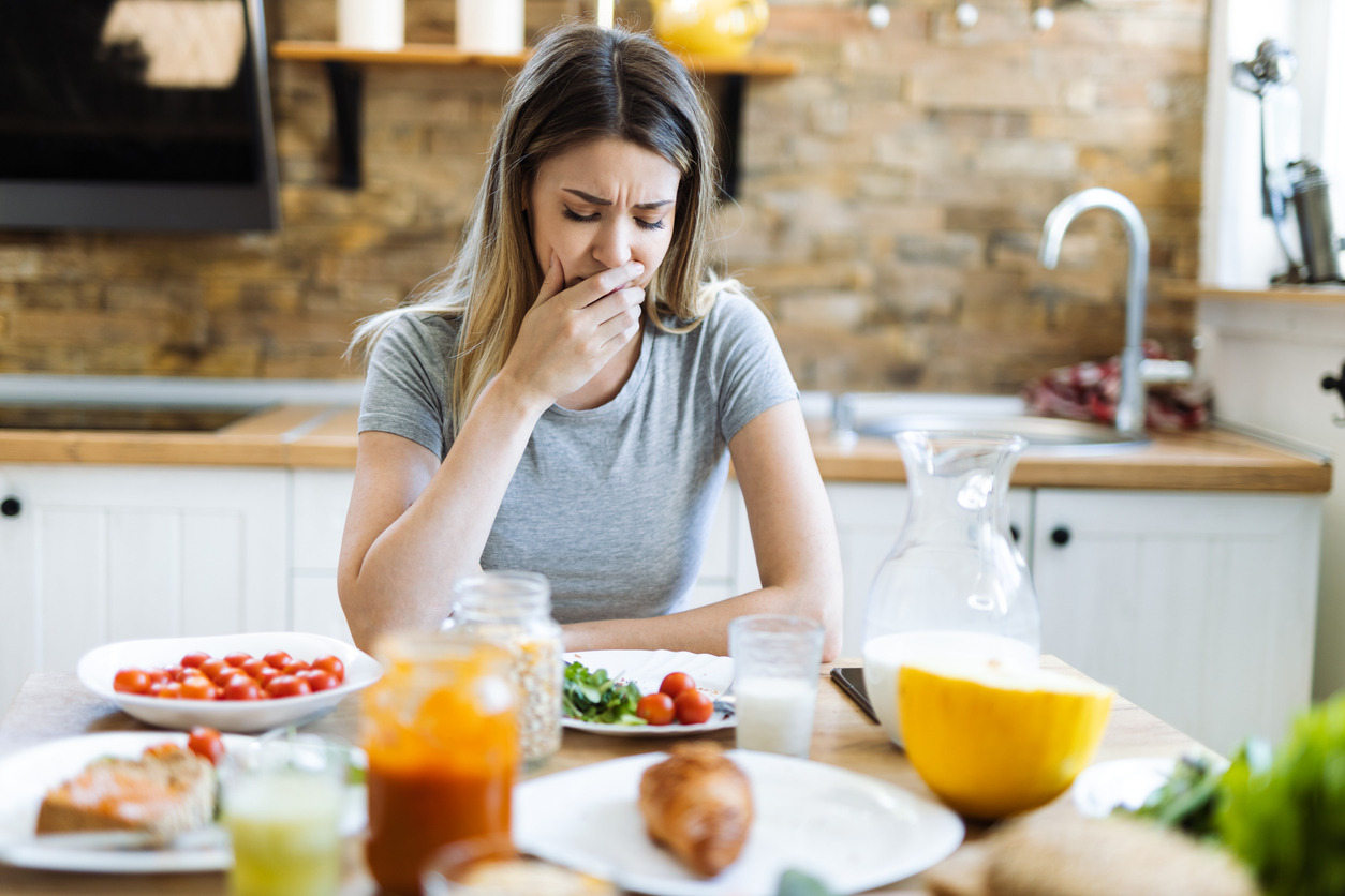 Sinal de câncer de ovário pode aparecer durante as refeições