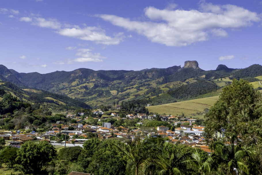 Vista da cidade de São Bento do Sapucaí (SP) com a Pedra do Baú ao fundo