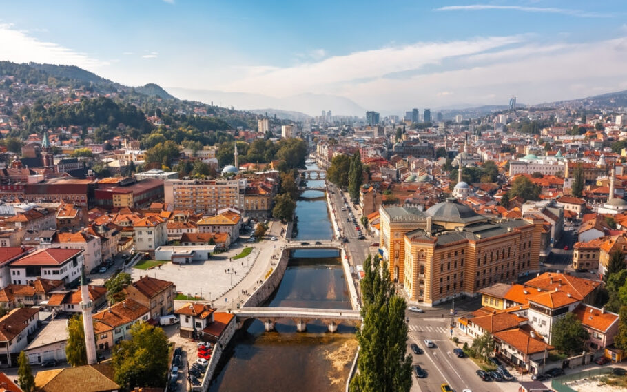 Vista aérea do centro de Sarajevo, capital da Bósnia e Herzegovina