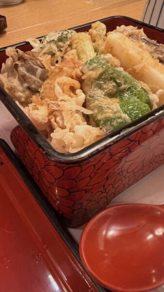 Entre os restaurantes deliciosos em Obihiro está um especializado em tempurá; veja mais fotos