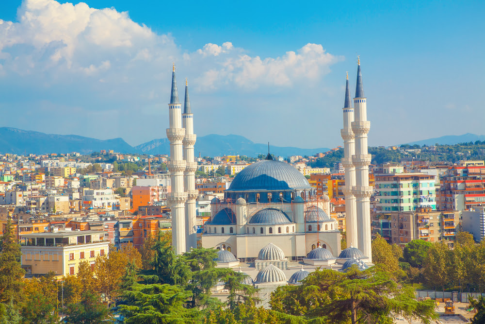 Panorama da cidade de Tirana e a maior mesquita da Albânia – Divulgação/Civitatis