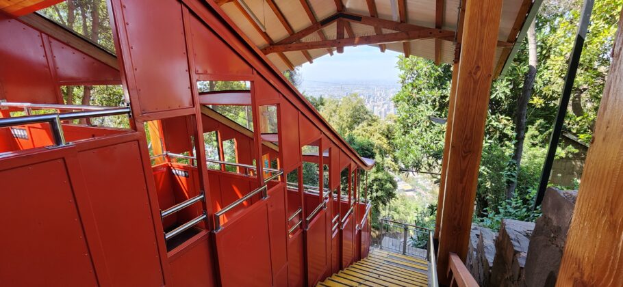 O funicular é a forma mais tradicional de subir o Cerro San Cristóbal