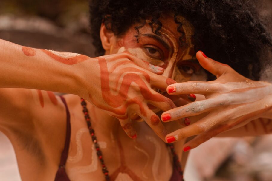 Ritual Artístico Performático O Rio De Dentro, de Adriana Teles (BA) – Disponível na 3ª Bienal Black no Rio de Janeiro