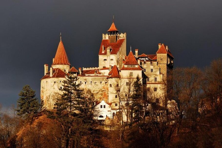 O imponente Castelo de Bran, na região da Transilvânia
